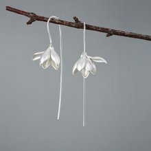 Laden Sie das Bild in den Galerie-Viewer, Isabella- die ewig Schöne | Magnolien-Ohrringe | 925 Sterling Silber